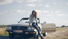 Judita ir &bdquo;Mercedes-Benz 450 SL&ldquo; (1972 m.). Automobilio savininkas &ndash; Raimondas Skridulis. 