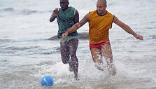 Brazilai futbolą žaidžia ten, kur tik yra vietos.