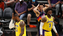 LeBronas Jamesas ir &bdquo;Lakers&ldquo; buvo sutriu&scaron;kinti Finikse.