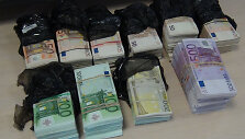 Sulaikyta grynųjų pinigų ir cigarečių kontrabanda