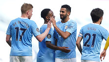 &bdquo;Manchester City&ldquo; futbolininkai (Riyadas Mahrezas antras i&scaron; de&scaron;inės)