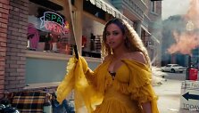 Beyonce vaizdo klipe &bdquo;Hold Up&ldquo; 