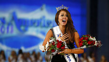 &bdquo;Mis Amerikos&ldquo; nugalėtoja Cara Mund