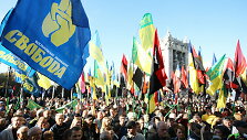 Tūkstančiai ukrainiečių protestuoja prie&scaron; numatomą karių atitraukimą i&scaron; Rytų Ukrainos