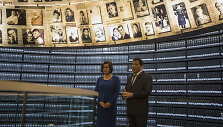Rodrigo Duterte su savo dukra Sarah lankosi Holokausto memoriale &bdquo;Yad Vashem&ldquo;.