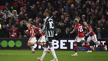 &bdquo;Nottingham Forest&ldquo; futbolininkai džiaugiasi įvarčiu į &bdquo;Manchester United&ldquo; vartus.