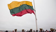 Gedimino pilies bok&scaron;te i&scaron;kelta Lietuvos vėliava