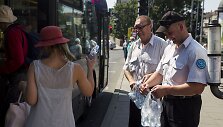Vilniaus vie&scaron;ojo transporto keleiviams dalinti vandens buteliukai.