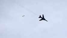 Sirijos pajėgų naikintuvas meta bombas ant Damasko