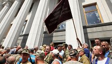 Ukrainoje prie parlamento kilo protestuotojų susirėmimai su pareigūnais