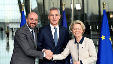 NATO generalinis sekretorius Jensas Stoltenbergas, Europos Vadovų Tarybos pirmininkas Charle'is Micheliselis ir Europos Komisijos pirmininkė Ursula von der Leyen
