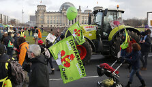 Vokietijos ūkininkai protestuoja prie&scaron; GMO.