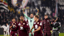 Vartininkas Alberto Paleari ir kiti &bdquo;Torino&ldquo; žaidėjai patenkinti lygiosiomis su &bdquo;Juventus&ldquo;.