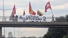 Vilniaus gyventojus nustebino ant Lazdynų tilto i&scaron;kabinti plakatai
