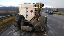 Benzinvežio avarija slidžiame greitkelyje Klaipėda&ndash;Kaunas