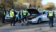 Pareigūnų reidas Kaune (Youtube stopkadras/Kas vyksta Kaune).