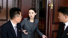 Kim Yo-jong (centre)