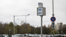 Naujas greičio matuoklis ir &scaron;viesoforu reguliuojama pėsčiųjų perėja Santari&scaron;kėse