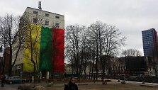 Trispalvė ant pirmojo Klaipėdos daugiaauk&scaron;čio. 