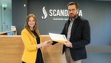 &bdquo;Lietuvos Junior Achievement&ldquo; direktorė A.Rusteikienė ir UAB &bdquo;Scandagra&ldquo; vadovas M.Vasiliauskas pasira&scaron;ė bendradarbiavimo sutartį