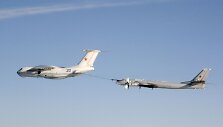 Rusijos &bdquo;Tupolev Tu-95&ldquo; strateginiam bombone&scaron;iui pildomi degalai i&scaron; &bdquo;Ilyushin IL-78&ldquo;