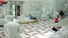 Prie 200 metų statulos pozavęs turistas nulaužė jos pir&scaron;tus