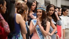 Megan Young su &bdquo;Mis Pasaulio&ldquo; dalyvėmis