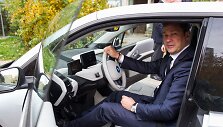 Vilniaus meras Artūras Zuokas vairuoja savo naująjį BMW I3