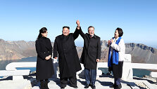Kim Jong Unas ir Moon Jae-inas su žmonomis ant Pektusano kalno