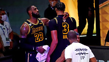 LeBronas Jamesas ir Anthony Daviesas vedė &bdquo;Lakers&ldquo; į pergalę.