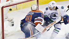 &bdquo;Canucks&ldquo; žaidėjas  Yannickas Weberis mu&scaron;a įvartį 