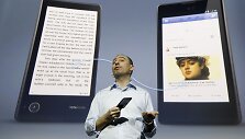 Vladislavas Martynovas pristatė &bdquo;YotaPhone&ldquo; i&scaron;manųjį telefoną.