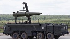 Rusijos kareiviai įrengia Iskander raketų sistemą Kubinkoje.