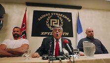 Nikolajus Michaloliakas (centre) su &bdquo;Auksinės au&scaron;ros&ldquo; atstovais Graikijos parlamente Janiu Lagu (kairėje) ir Ilja Panagiotaru