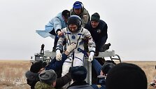 Beveik metus kosmose praleidę TKS nariai sėkmingai grįžo į Žemę