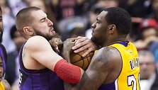 Jonas Valančiūnas dėl kamuolio kovoja su &bdquo;Lakers&ldquo; žaidėju Tariku Blacku