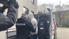 Ketvirtadienio rytą į Klaipėdos apylinkės teismą atvežtas vyras, įtariamas jaunos moters i&scaron;žaginimu.