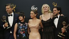 &bdquo;Sostų karų&ldquo; aktoriai Nikolajus Costeris-Waldau, Maisie Williams, Emilia Clarke, Sophie Turner ir Kitas Harringtonas