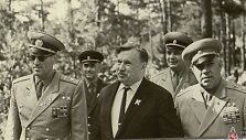 Lietuvos komunistų partijos centro komiteto pirmasis sekretorius Antanas Sniečkus (viduryje) su Sovietų armijos kari&scaron;kiais Antakalnio karių kapinėse Vilniuje, minint Raudonosios armijos įžengimo į Lietuvą 20-ąsias metines. 1964 m