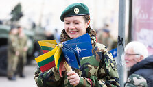 S. Daukanto aik&scaron;tėje vyko Lietuvos ir NATO vėliavų pakėlimo ceremonija