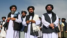 Talibano atstovas spaudai Zabihullah Mujahidas&nbsp;(viduryje)