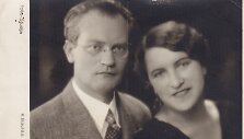 Vincas Mykolaitis-Putinas su žmona Emilija Kvedaraite1935 m. vestuvių dieną. Priekinėje pusėje fotografo ženklas &bdquo;Fot-Studija K. Baulas
