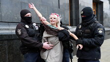 Kijeve pusnuogė &bdquo;Femen&ldquo; aktyvistė ragino ratifikuoti Stambulo konvenciją