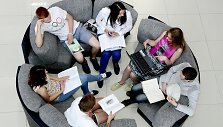 &Scaron;iaulių universiteto studentai bibliotekoje