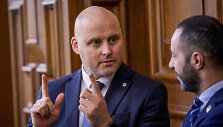 Andris Kulbergas / GINTS IVUSKANS / AFP