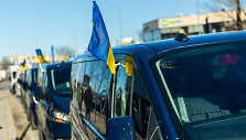 Pajudėjo 10 keleivinių mikroautobusų su Lietuvos verslo ir gyventojų parama Ukrainos žmonėms