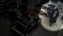 Kameros parduotuvėje užfiksavo vagyste įtariamą moterį. 
