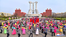 &Scaron;iaurės Korėja &scaron;okiais mini velionio &scaron;alies Kim Jong Ilo dieną