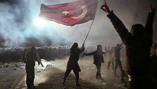 Demonstrantas su Turkijos vėliava proteste Stambule / ANGELOS TZORTZINIS / AFP