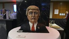 D.Trumpas ruo&scaron;iasi &scaron;vęsti valgydamas savo biusto formos tortą